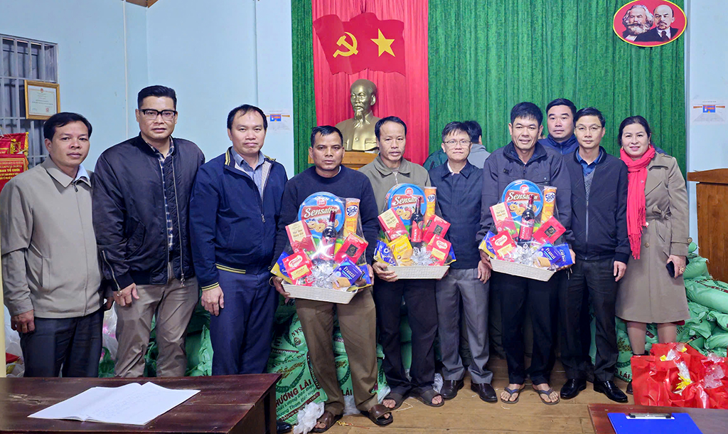 Văn phòng UBND tỉnh thăm, tặng quà Buôn kết nghĩa nhân dịp Tết Nguyên đán Ất Tỵ - 2025